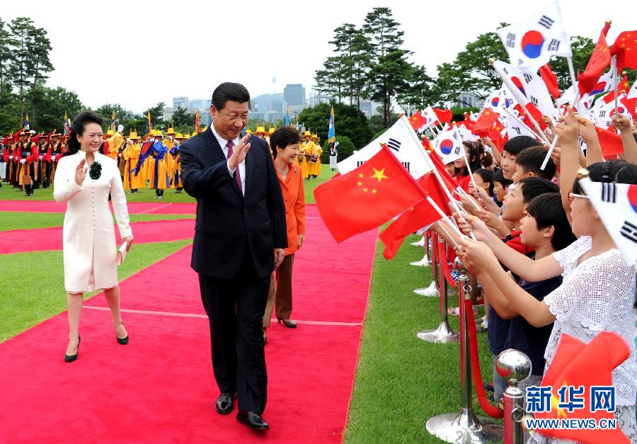 7月3日，國(guó)家主席習(xí)近平在首爾同韓國(guó)總統(tǒng)樸槿惠舉行會(huì)談。會(huì)談前，樸槿惠在青瓦臺(tái)總統(tǒng)府為習(xí)近平舉行隆重歡迎儀式。 新華社記者饒愛(ài)民攝 