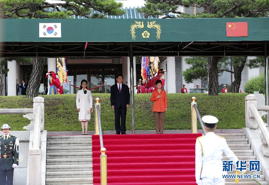 7月3日，國(guó)家主席習(xí)近平在首爾同韓國(guó)總統(tǒng)樸槿惠舉行會(huì)談。會(huì)談前，樸槿惠在青瓦臺(tái)總統(tǒng)府為習(xí)近平舉行隆重歡迎儀式。 新華社記者丁林?jǐn)z 