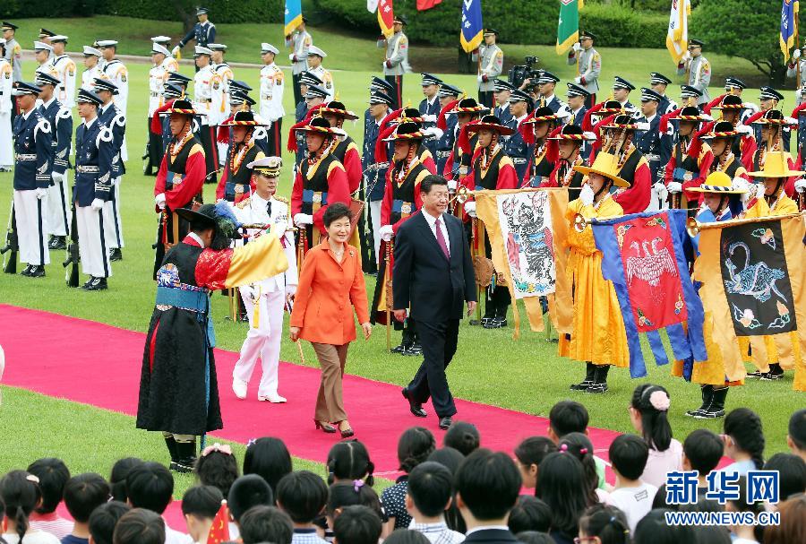 7月3日，國(guó)家主席習(xí)近平在首爾同韓國(guó)總統(tǒng)樸槿惠舉行會(huì)談。會(huì)談前，樸槿惠在青瓦臺(tái)總統(tǒng)府為習(xí)近平舉行隆重歡迎儀式。 新華社記者姚大偉攝 