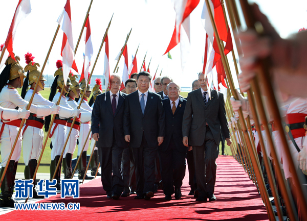 7月16日，國家主席習近平在巴西利亞會見巴西參議長卡列羅斯和眾議長阿爾維斯。這是習近平步入國會大廈。 新華社記者 劉建生 攝 