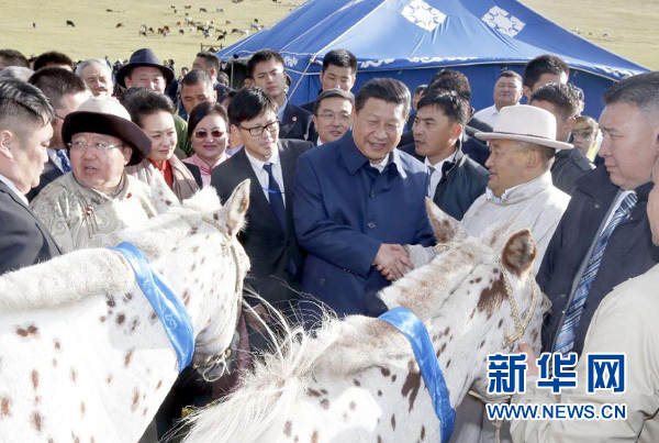 8月22日，國(guó)家主席習(xí)近平在蒙古國(guó)總統(tǒng)額勒貝格道爾吉陪同下前往烏蘭巴托市郊觀看那達(dá)慕。額勒貝格道爾吉向習(xí)近平夫婦贈(zèng)送兩匹蒙古馬。習(xí)近平為兩匹馬分別取名阿爾泰和克魯倫，寓意中蒙兩國(guó)山水相連、睦鄰友好。新華社記者 鞠鵬 攝