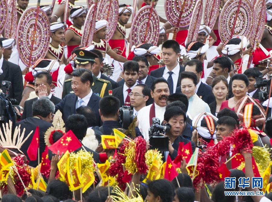 9月16日，國家主席習(xí)近平抵達(dá)科倫坡，開始對斯里蘭卡進(jìn)行國事訪問。在班達(dá)拉奈克國際機(jī)場，習(xí)近平和夫人彭麗媛受到拉賈帕克薩總統(tǒng)夫婦熱情迎接。新華社記者黃敬文攝 