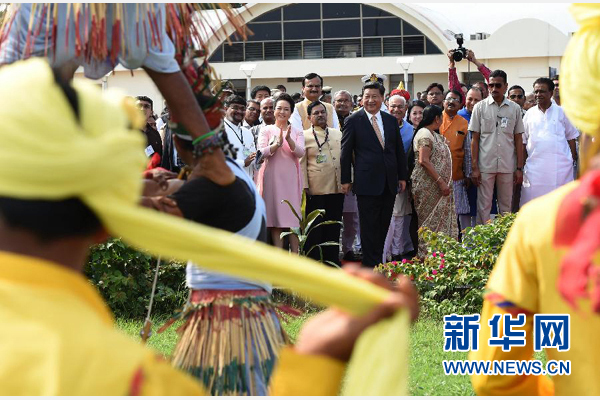 9月17日，國家主席習近平抵達古吉拉特邦艾哈邁達巴德市，開始對印度進行國事訪問。這是印度青年跳起古吉拉特邦傳統(tǒng)舞蹈，歡迎習近平和夫人彭麗媛。新華社記者 馬占成 攝