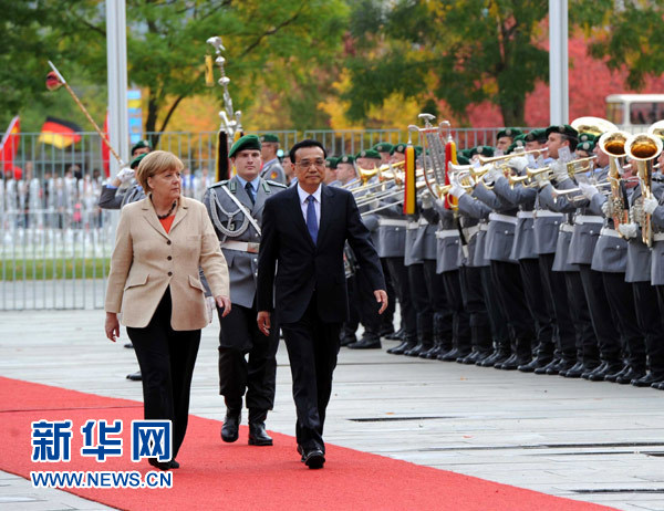 10月10日，德國總理默克爾在柏林總理府前廣場舉行隆重儀式，歡迎中國國務(wù)院總理李克強(qiáng)對德國進(jìn)行正式訪問。 新華社記者 饒愛民 攝 