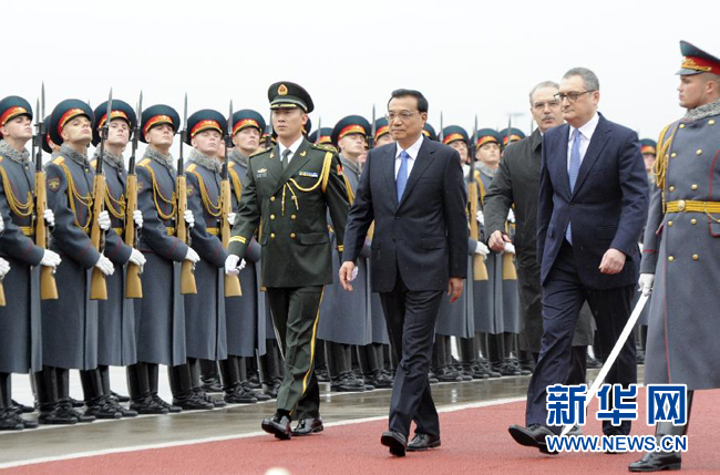 10月12日，中國(guó)國(guó)務(wù)院總理李克強(qiáng)乘專機(jī)抵達(dá)莫斯科，開始對(duì)俄羅斯進(jìn)行正式訪問(wèn)并舉行中俄總理第十九次定期會(huì)晤。俄方在機(jī)場(chǎng)舉行隆重儀式，歡迎李克強(qiáng)總理。新華社記者 張鐸 攝