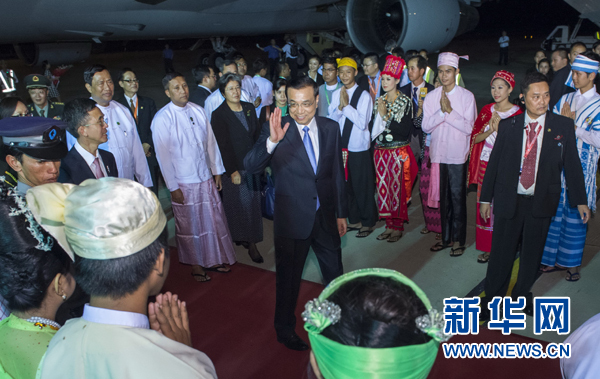 11月12日，中國(guó)國(guó)務(wù)院總理李克強(qiáng)抵達(dá)內(nèi)比都，出席東亞合作領(lǐng)導(dǎo)人系列會(huì)議并對(duì)緬甸進(jìn)行正式訪問(wèn)。 新華社記者王曄攝