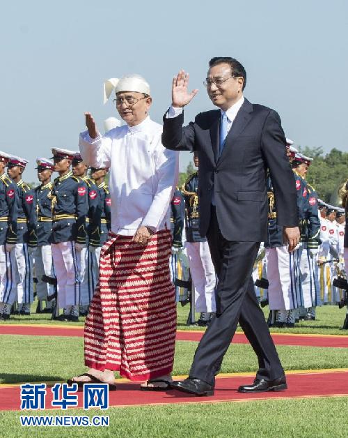 11月14日，中國國務(wù)院總理李克強在內(nèi)比都同緬甸總統(tǒng)吳登盛舉行會談。這是會談前，吳登盛在緬甸總統(tǒng)府前廣場為李克強舉行隆重的歡迎儀式。新華社記者 王曄 攝