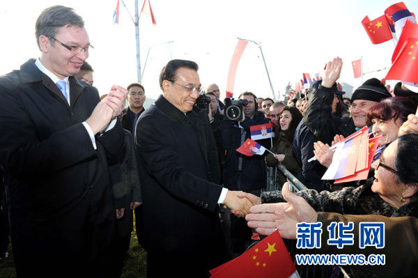 12月18日，中國國務(wù)院總理李克強(qiáng)在貝爾格萊德同塞爾維亞總理武契奇共同出席貝爾格萊德跨多瑙河大橋竣工儀式。這是李克強(qiáng)在儀式現(xiàn)場同塞爾維亞群眾親切握手。新華社記者 饒愛民 攝