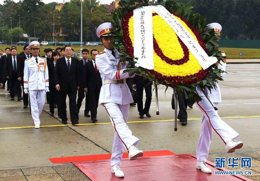 12月25日至27日，中共中央政治局常委、全國(guó)政協(xié)主席俞正聲對(duì)越南進(jìn)行正式訪問(wèn)。 這是12月27日，俞正聲在河內(nèi)瞻仰胡志明主席陵。新華社記者劉建生攝