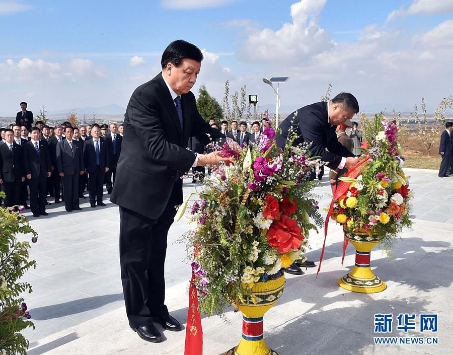 10月11日，中共中央政治局常委、中央書(shū)記處書(shū)記劉云山專(zhuān)程趕赴安州祭掃中國(guó)人民志愿軍烈士陵園，向中國(guó)人民志愿軍烈士敬獻(xiàn)花籃并默哀。 新華社記者 李濤 攝