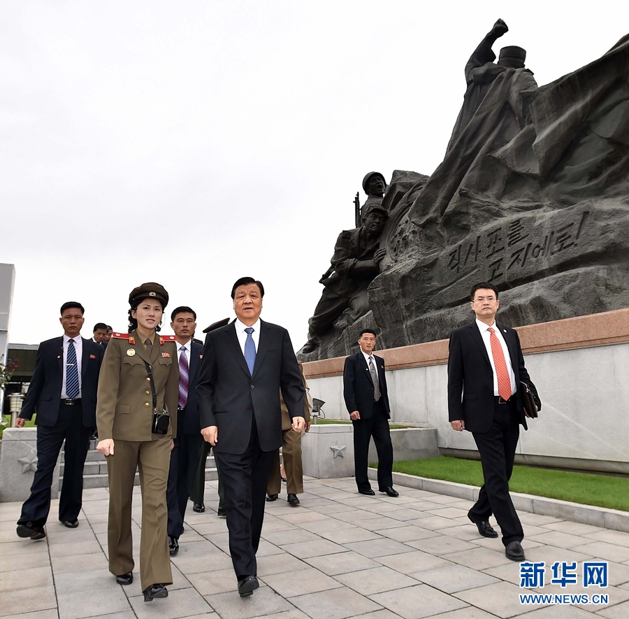 10月10日，正在朝鮮訪問(wèn)的中共中央政治局常委、中央書(shū)記處書(shū)記劉云山在平壤參觀朝鮮祖國(guó)解放戰(zhàn)爭(zhēng)勝利紀(jì)念館。 新華社記者 李濤 攝