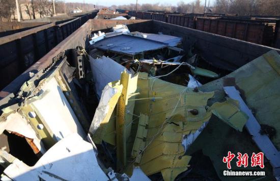 資料圖：烏克蘭頓涅茨克，MH17墜毀客機(jī)的殘骸裝上火車。圖片來源：CFP視覺中國