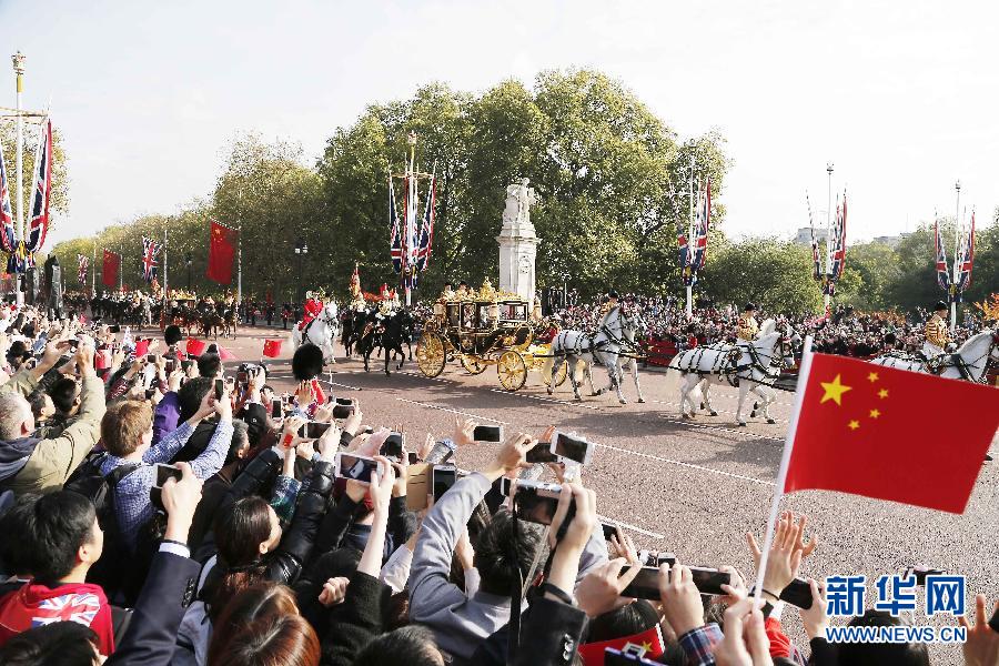 這是習(xí)近平和夫人彭麗媛在女王夫婦陪同下，乘坐皇家馬車前往白金漢宮下榻。新華社記者 周磊 攝