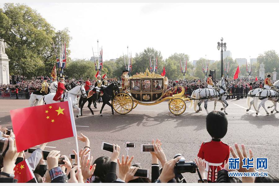 這是習(xí)近平和夫人彭麗媛在女王夫婦陪同下，乘坐皇家馬車前往白金漢宮下榻。新華社記者 周磊 攝