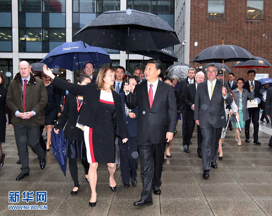 10月21日，國(guó)家主席習(xí)近平在倫敦參觀帝國(guó)理工學(xué)院。 新華社記者姚大偉 攝