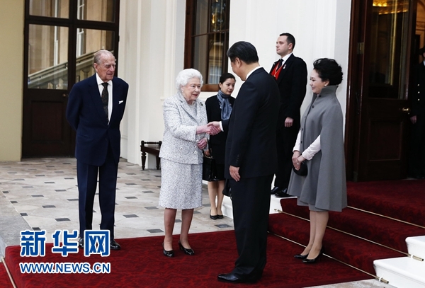 10月22日，國家主席習近平和夫人彭麗媛離開白金漢宮。離開前，英國女王伊麗莎白二世和丈夫菲利普親王專門前來同習近平夫婦親切話別。新華社記者 鞠鵬 攝