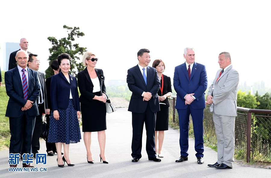 6月17日，中國(guó)國(guó)家主席習(xí)近平和夫人彭麗媛在塞爾維亞總統(tǒng)尼科利奇夫婦陪同下參觀具有悠久歷史的貝爾格萊德卡萊梅格丹公園。 新華社記者 馬占成 攝