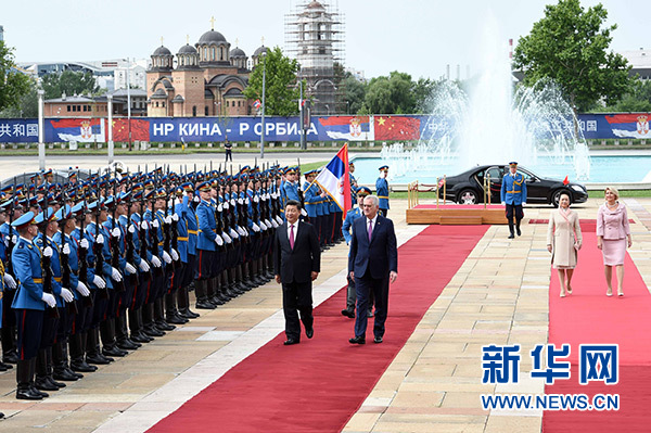 6月18日，國(guó)家主席習(xí)近平出席塞爾維亞總統(tǒng)尼科利奇在貝爾格萊德舉行的隆重歡迎儀式。 新華社記者饒愛(ài)民攝