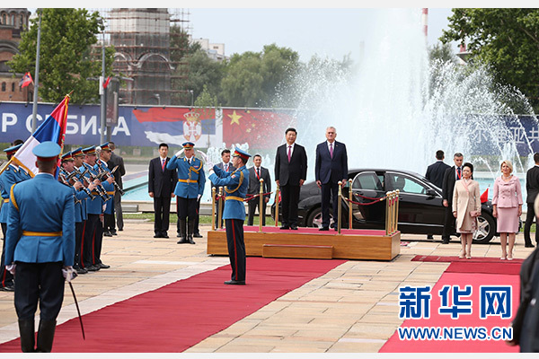  6月18日，國(guó)家主席習(xí)近平出席塞爾維亞總統(tǒng)尼科利奇在貝爾格萊德舉行的隆重歡迎儀式。 新華社記者馬占成攝