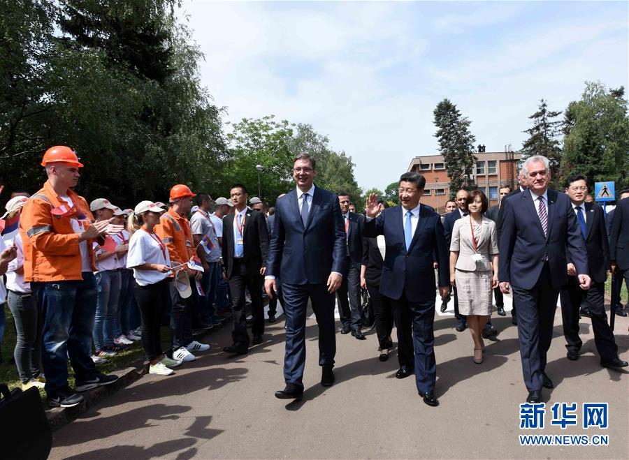 6月19日上午，國家主席習近平在貝爾格萊德參觀河鋼集團塞爾維亞斯梅代雷沃鋼廠。習近平抵達時，塞爾維亞總統(tǒng)尼科利奇、總理武契奇在停車處熱情迎接。鋼廠工人和家屬、當?shù)厥忻駭?shù)千人夾道歡迎。新華社記者 饒愛民 攝