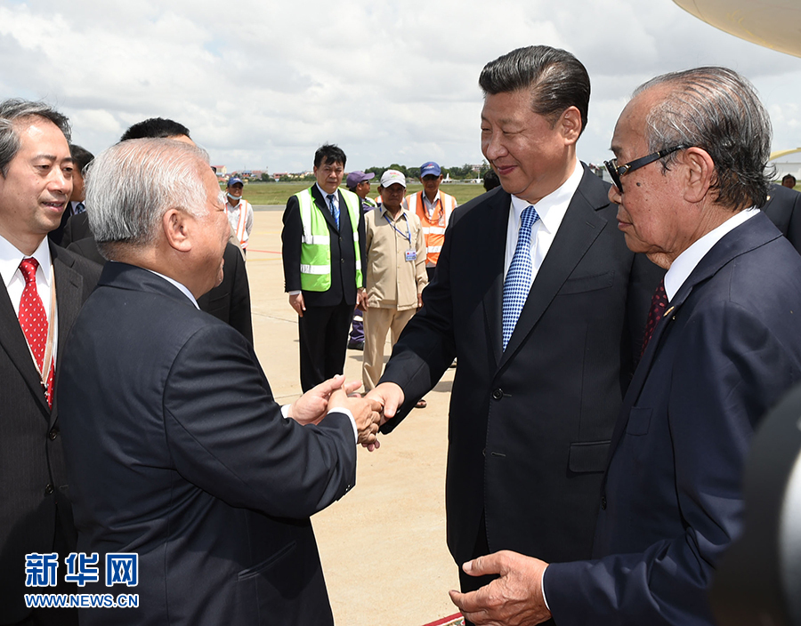 10月13日，國家主席習(xí)近平乘專機(jī)抵達(dá)金邊國際機(jī)場，開始對柬埔寨王國進(jìn)行國事訪問。柬埔寨副首相兼王宮事務(wù)大臣貢桑奧親王和夏卡朋親王、阿倫公主等在舷梯旁熱情迎接習(xí)近平主席。新華社記者　謝環(huán)馳　攝