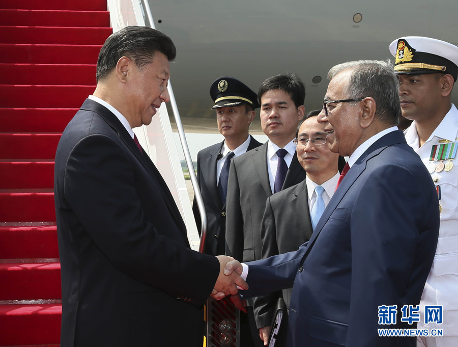 10月14日，國(guó)家主席習(xí)近平抵達(dá)達(dá)卡，開始對(duì)孟加拉人民共和國(guó)進(jìn)行國(guó)事訪問。這是孟加拉國(guó)總統(tǒng)哈米德在舷梯旁迎接習(xí)近平主席。 新華社記者蘭紅光 攝