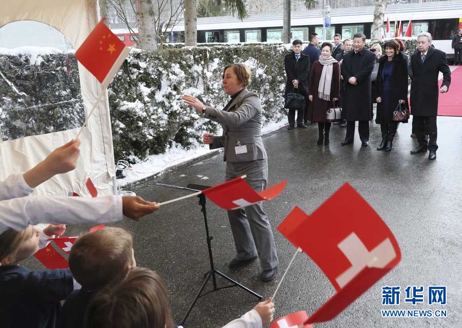 這是習(xí)近平和夫人彭麗媛在伯爾尼克爾薩茨火車站觀看瑞士童聲合唱團(tuán)表演。 新華社記者 蘭紅光 攝