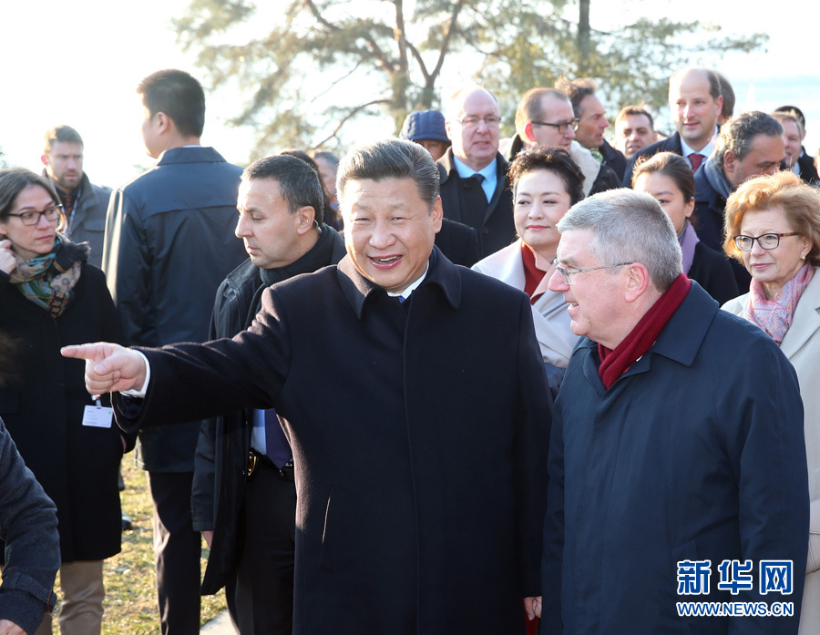 1月18日，國(guó)家主席習(xí)近平在瑞士洛桑國(guó)際奧林匹克博物館會(huì)見國(guó)際奧林匹克委員會(huì)主席巴赫。這是會(huì)見后，習(xí)近平和夫人彭麗媛在巴赫主席夫婦陪同下，參觀國(guó)際奧林匹克博物館。新華社記者 姚大偉 攝