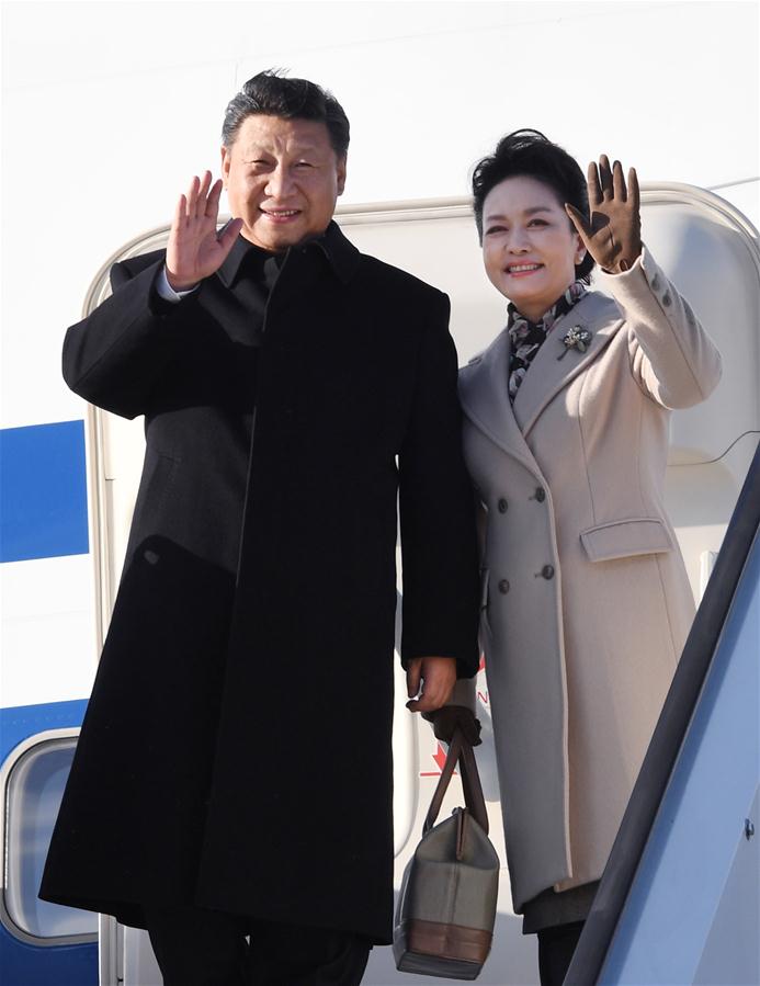 4月4日，國家主席習近平乘專機抵達赫爾辛基，開始對芬蘭共和國進行國事訪問。這是習近平和夫人彭麗媛步出艙門。 新華社記者 饒愛民 攝 