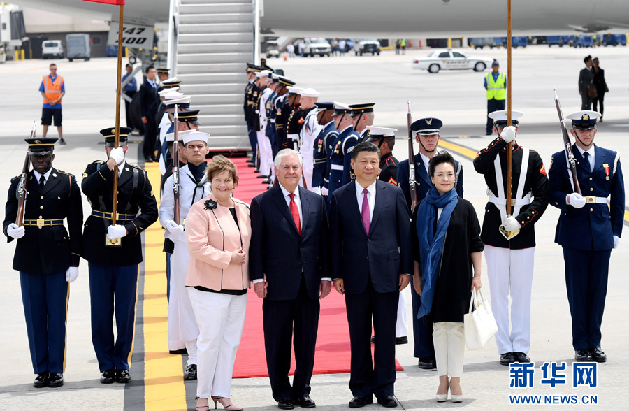 4月6日，國家主席習近平乘專機抵達美國佛羅里達州，將在海湖莊園同美國總統(tǒng)特朗普舉行中美元首會晤。習近平和夫人彭麗媛受到美國國務卿蒂勒森夫婦等熱情迎接。新華社記者 吳曉凌 攝