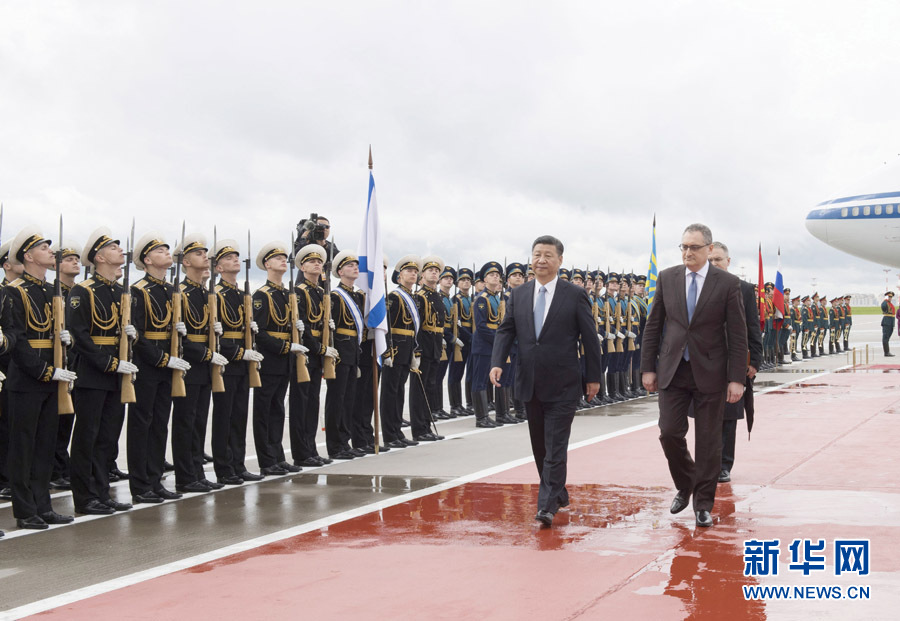 7月3日，國家主席習(xí)近平乘專機(jī)抵達(dá)莫斯科，開始對俄羅斯聯(lián)邦進(jìn)行國事訪問。這是習(xí)近平出席機(jī)場歡迎儀式。 新華社記者 李學(xué)仁 攝