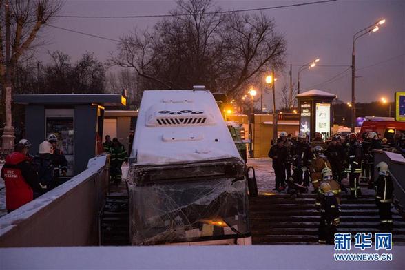 （國(guó)際）（1）莫斯科一公交車(chē)沖入地下通道致5人死亡