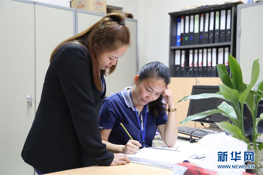 （國際·圖文互動）（1）通訊：“信守承諾，一諾千金”——一個老撾女孩在中國企業(yè)的十年成長史