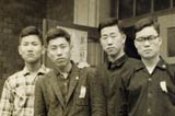 1963年潘基文（右二）在漢城的大學(xué)校園與朋友們合影